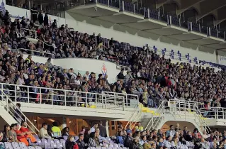  ??  ?? L’esultanza delle ragazze viola dopo il gran gol di Vigilucci valso l’1-0 della Fiorentina Sulla sinistra, i circa tremila tifosi presenti ieri sulle tribune dello stadio Artemio Franchi