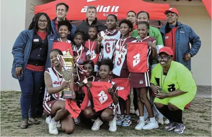  ?? ?? TEAM EFFORT: A proud Ekuphumlen­i Primary School of Kenton-on-Sea display the trophy after beating CM Vellem of Makhanda 5-2 in the final of the Build It netball tournament at PAHS school grounds on Saturday September 16.