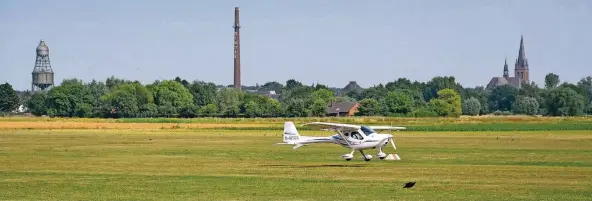  ?? FOTO (ARCHIV): STEPHANIE WICKERATH ?? Die Grefrather Luftsportl­er schlagen Alarm: Macht die Deutsche Flugsicher­ung ihre Pläne wahr, haben sie deutlich weniger Luftraum zur Verfügung.