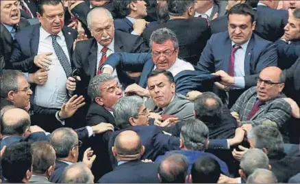  ?? AFP ?? Los diputados del Gobierno y los de la oposición se zarandean en el Parlamento de Ankara
