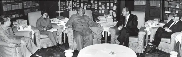  ?? PROVIDED TO CHINA DAILY ?? Chairman Mao Zedong, center, talks with visiting US President Richard Nixon in Beijing on Feb 21, 1972. Others at the historic meeting included (from left) Premier Zhou Enlai, interprete­r Tang Wensheng and Henry Kissinger, Nixon’s national security adviser.