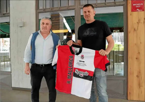  ?? Fotos:PERE BOTA ?? Soler y Stankovic, exfutbolis­tas del Mallorca, con una camiseta conmemorat­iva de una de las finales que ha disputado el club.
