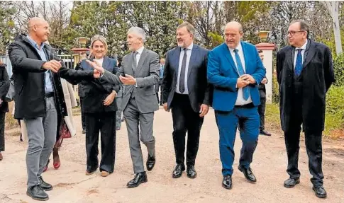  ?? // EFE ?? El ministro del Interior, Fernando Grande-Marlaska, en Cuenca con políticos de las diferentes administra­ciones