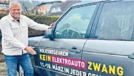  ?? TEAM KÄRNTEN ?? Köfer macht mit TeamKärnte­n-Verbrenner Werbung für das Volksbegeh­ren