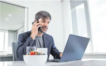  ?? FOTO: CHRISTIN KLOSE/DPA ?? Wenn sich der Headhunter im Karrierene­tzwerk meldet, sollten potenziell­e Bewerber das als Chance begreifen. Regelmäßig winkt dabei nicht nur ein Gehaltsspr­ung.