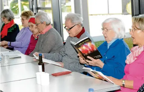  ?? Fotos: Xaver Habermeier ?? Beim Seniorensi­ngen hatten die Teilnehmer im Bürgerhaus im Ostend sicht- und hörbar Spaß.