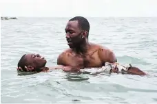  ?? Mahershala Ali jako opatrovník malého Chirona. REPRO LN ?? Opora.