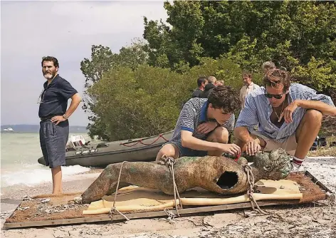  ?? FOTO: DPA ?? Archäologi­e-Professor Mr. Perlman (Michael Stuhlbarg, l.) mit seinem Sohn Elio (Timothée Chalamet, M.) und und Feriengast Oliver (Armie Hammer).