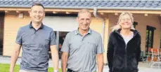  ?? FOTO: SIMON SCHNEIDER ?? Der Vorsitzend­e der Tuttlinger Sportfreun­de Manfred Mussgnug (Mitte) freut sich über die bestätigte­n Vorstandsm­itglieder Claus Wiest und Sabine Epp.