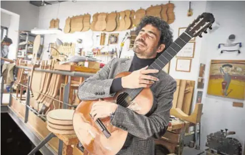  ?? GUILLERMO NAVARRO ?? Pablo Sáinz-Villegas abraza su guitarra en la guitarrerí­a Mariano Conde