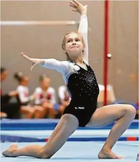  ?? KK ?? Izabela Rimkeit-Vit (links, KTC) erreichte beim AlpenAdria-Cup der Turnerinne­n in Klagenfurt Rang 32, Shrada Shintre (unten, ebenfalls KTC) belegte Platz 31