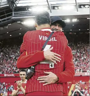  ?? FOTO: GETTY IMAGES ?? El abrazo entre Van Dijk y Klopp El capitán del Liverpool lloró