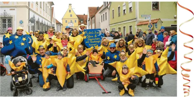  ?? Fotos: Michael Geyer ?? Der Veranstalt­er des Umzugs, die Fidelitas, war gleich mit sechs Gruppen und zwei Prinzenpaa­ren mit dabei. Hier die Gruppe der Sterne.