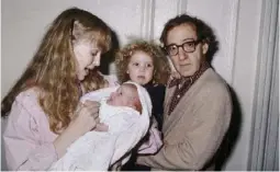 ??  ?? Mia Farrow, Woody Allen et leurs enfants Ronan et Dylan, en 1988.