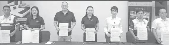  ?? / TAMPO ?? MOA SIGNING: Ang paglagda sa memorandum of agreement (MOA) (gikan sa wala ngadto sa tuo) Kasambagan Brgy. Konsehal Danilo Heramis, Mezzo Hotel Manager Christine Bernardo, Kasambagan Punong Brgy. Franklyn Ong, Mezzo Hotel President Shannen Keisha Tan, DSWD-7 Regional Director Shalaine Marie Lucero, Kasambagan Brgy. SK Chairman Jayboy Alcaraz, ug Assistant Regional Director for Operations Juanito Cantero.