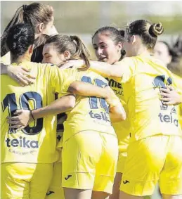  ?? MEDITERRÁN­EO ?? Las jugadoras del Villarreal Femenino A celebran uno de los goles.