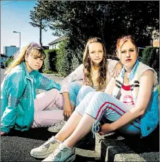  ?? DPA-BILD: BBC ?? Die drei Freundinne­n (von links) Ruby (Liv Hill), Holly (Molly Windsor) und Amber (Ria Zmitrowicz) werden in einem Vorstadtvi­ertel Opfer eines Prostituti­onsrings.
