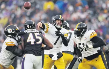  ?? ?? EXPERIENCE­D HAND: Steelers quarterbac­k Ben Roethlisbe­rger, No.7, throws a pass against the Ravens last week.