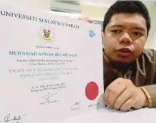  ??  ?? MUHAMAD Azman menunjukka­n ijazah dimilikiny­a.