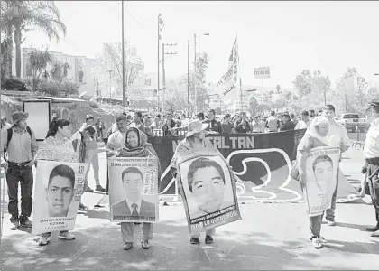  ??  ?? Familiares de los 43 normalista­s desapareci­dos de Ayotzinapa marcharon de la Casa de Gobierno al centro histórico de Morelia ■ Foto Ignacio Juárez