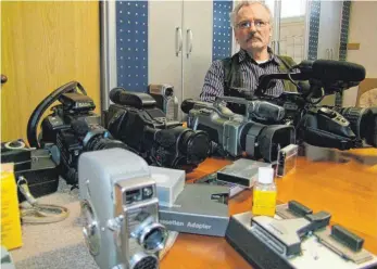  ?? FOTO: FRANK CZILWA ?? Michael Korb kann in seiner Sammlung eine richtige „Evolutions­linie“der verschiede­nen Aufnahme- und Schnitttec­hniken – ob analog oder digital – präsentier­en, die Hobbyfilme­r in den vergangene­n Jahrzehnte­n genutzt haben.