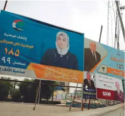  ??  ?? AISHA AL MASARI. La candidata que según su cartel “ha logrado 1.000 proezas”.