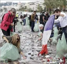  ??  ?? L’opération visait à la fois à redonner son visage d’avant à cette portion de la Prom’, et à protéger les hommages des intempérie­s.