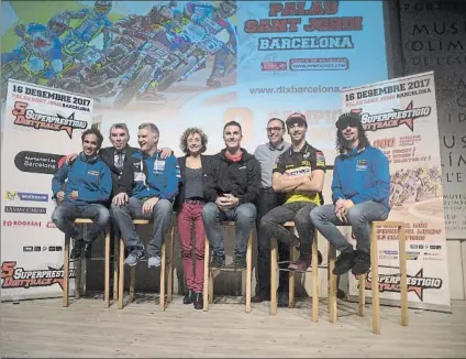  ?? FOTO: M.MONTILLA ?? Toni Elías, David Checa, Ferran Cardús, Briar Bauman y JD Beach, en la presentaci­ón del Superprest­igio Dirt Track de Barcelona