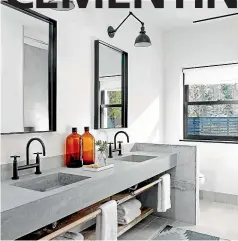  ?? ?? A concrete vanity offset with black accessorie­s (Houzz).