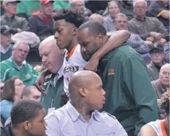  ?? | WORSOM ROBINSON/ FOR THE SUN- TIMES ?? Morgan Park’s Ayo Dosunmu is helped to the bench after breaking his left foot.