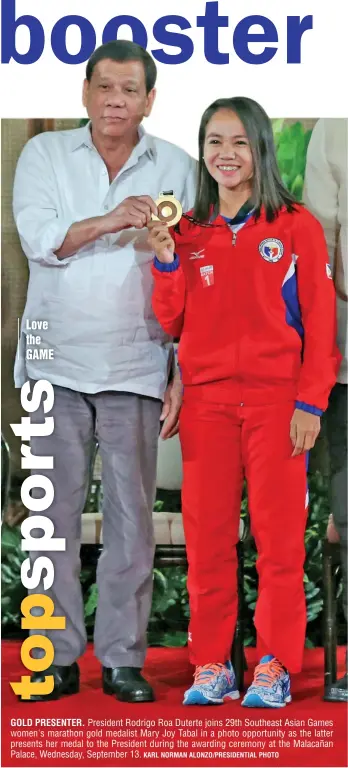  ?? KARL NORMAN ALONZO/PRESIDENTI­AL PHOTO ?? GOLD PRESENTER. President Rodrigo Roa Duterte joins 29th Southeast Asian Games women's marathon gold medalist Mary Joy Tabal in a photo opportunit­y as the latter presents her medal to the President during the awarding ceremony at the Malacañan Palace,...