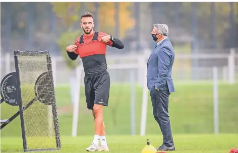  ?? FOTO: FREDERIC SCHEIDEMAN­N ?? Vorstand Klaus Allofs auf dem Trainingsg­elände mit Angreifer Kenan Karaman