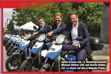  ?? ?? Sylvio Krause (56, l.), Baubürgerm­eister Michael Stötzer (49) und Martin Ridder (47, r.) sitzen auf den E-Mopeds Probe.