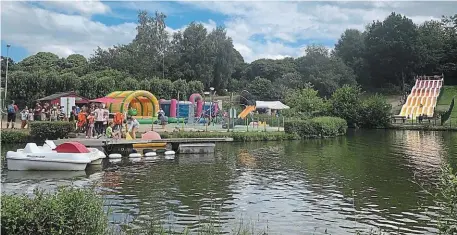  ?? | PHOTO : ARCHIVES OUEST-FRANCE ?? Des sensations fortes, des jeux aquatiques, des activités ludiques : Armoripark s’adresse à toute la famille.