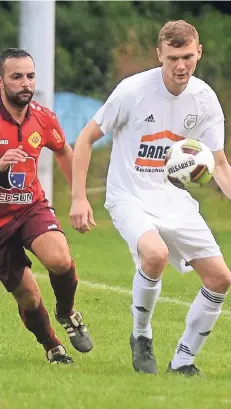  ?? RP-FOTO (ARCHIV): VAN OFFERN ?? Wenn der SV Rindern (rechts Angreifer Alexander Tissen) dem KSV auf den Fersen bleiben will, darf er in Weeze nicht einknicken.