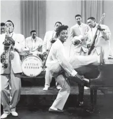  ?? FOTO: EVERETT COLLECTION/IMAGO IMAGES ?? Man nannte ihn „Mister Rock’n’Roll“. Little Richard (Mitte) legte ein Bein aufs Klavier und hämmerte los.