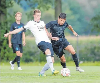  ?? FOTO: VOLKER STROHMAIER ?? Trifft mit der SGM Warthausen/Birkenhard im Gemeindedu­ell auf den SV Schemmerho­fen: Alexander Gerster (links, hier im Duell mit Baustetten­s Josip Roncevic).