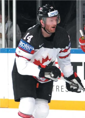  ??  ?? Sean Couturier, du Canada, pendant le match contre le Bélarus aux Mondiaux de hockey, à Paris. - Gracieuset­é