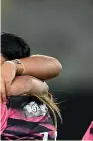  ?? PHOTOSPORT ?? Kelsey Teneti celebrates with Chiefs’ team-mates after beating the Blues in a historic Super women’s match at Eden Park yesterday.