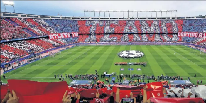  ??  ?? CADA VEZ MÁS GRANDE. Imagen del tifo que mostró un Calderón lleno la pasada temporada, antes de medirse al Bayern en la ida de semifinale­s de la Champions.