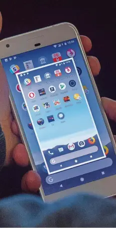  ?? FOTO: FRANZISKA GABBERT/DPA ?? Wer den Bildschirm­inhalt als Foto sichern will, muss dafür an den meisten Android-Smartphone­s nur gleichzeit­ig die Power- und die Leiser-Taste drücken, schon ist der Screenshot fertig.
