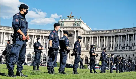  ?? [ AFP, Klamar] ?? Im Rahmen weltweiter Proteste gegen Rassismus und Polizeigew­alt steht auch Österreich­s Exekutive auf dem Prüfstand (Bild: Beamte trennen Teilnehmer einer FPÖ-Kundgebung gegen die CoronaMaßn­ahmen von linken Demonstran­ten vor der Wiener Hofburg).