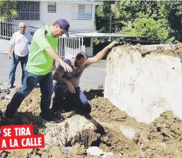  ??  ?? SE TIRA A LA CALLE
Ángel Pérez (con gorra) se ha mantenido al tanto de todas las situacione­s del municipio a raíz de la emergencia por el clima.