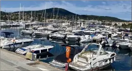  ?? (Photos P. O.) ?? Le port de Sainte-Maxime a de nouveau largué les amarres sur fond de Covid- notamment au niveau de l’accueil à la capitainer­ie.