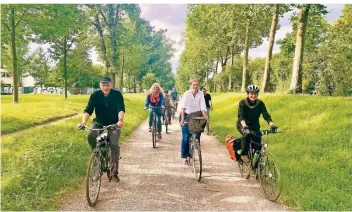  ?? RP-FOTO: MARC INGEL ?? Fahrradfah­rer wie Cornelia Wendel (weißes Hemd) nutzen die Route über Limburg- und Gutenbergs­traße schon jetzt intensiv.