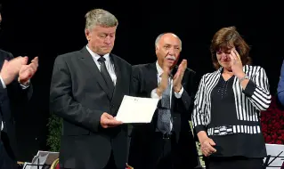  ??  ?? Il ricordoIl professore ungherese György Vigh con la moglie e il prefetto