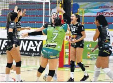  ?? M.G. ?? Las jugadoras del Cajasol Voley celebran la consecució­n de un punto.