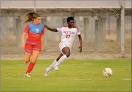  ?? COURTESY OF ARIZONA WESTERN COLLEGE ?? ARIZONA WESTERN’S CHRISTIANA BOATENG during a Sept. 7, 2017, game against Mesa.