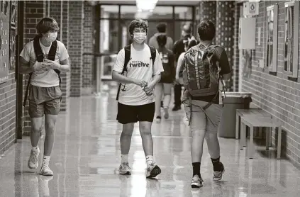  ?? Melissa Phillip / Staff photograph­er ?? The share of students attending virtual classes during the coronaviru­s pandemic varies by school district, typically ranging from one-third to three-quarters in the San Antonio area.