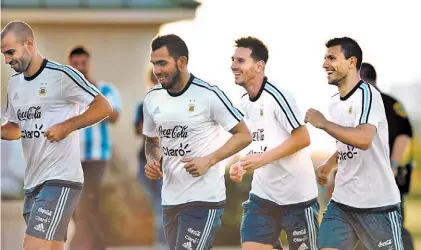  ?? JUANO TESONE ?? Buena onda. Mascherano, Tevez, Messi y Agüero, reencuentr­o tras la final de la Copa América.